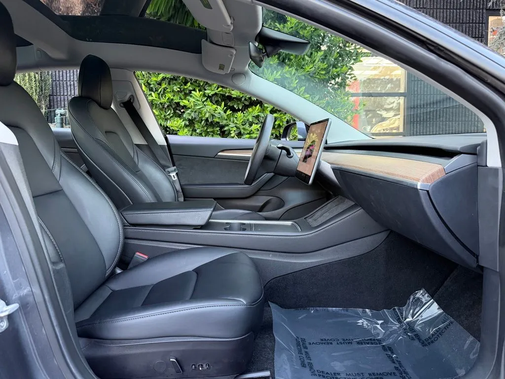 Tesla Model 3 photo 30