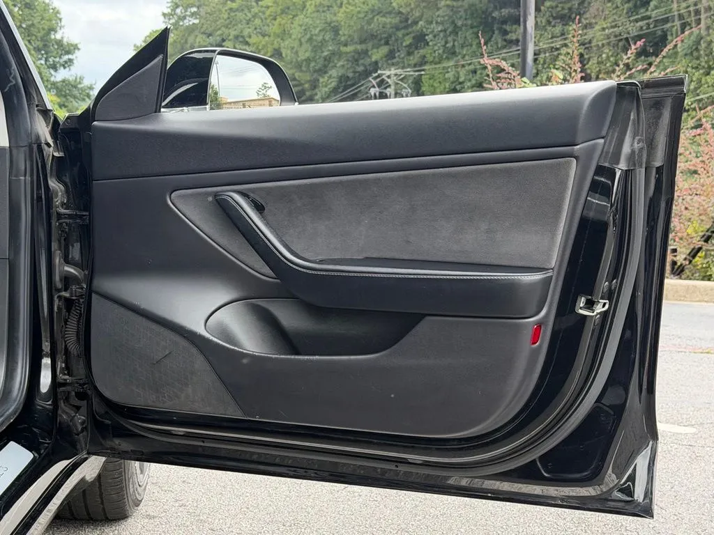 Tesla Model 3 photo 36