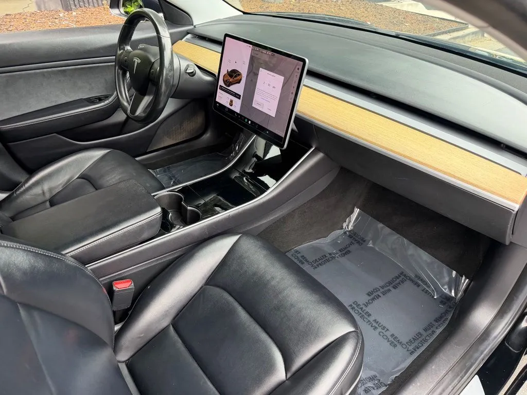 Tesla Model 3 photo 32
