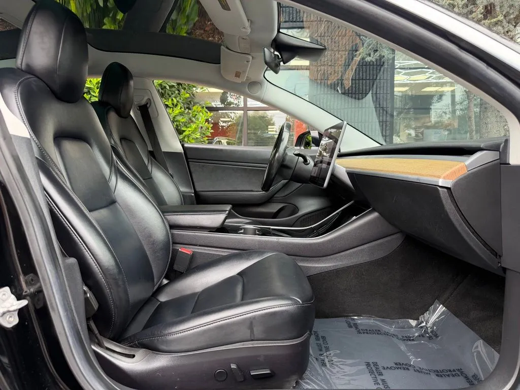Tesla Model 3 photo 33