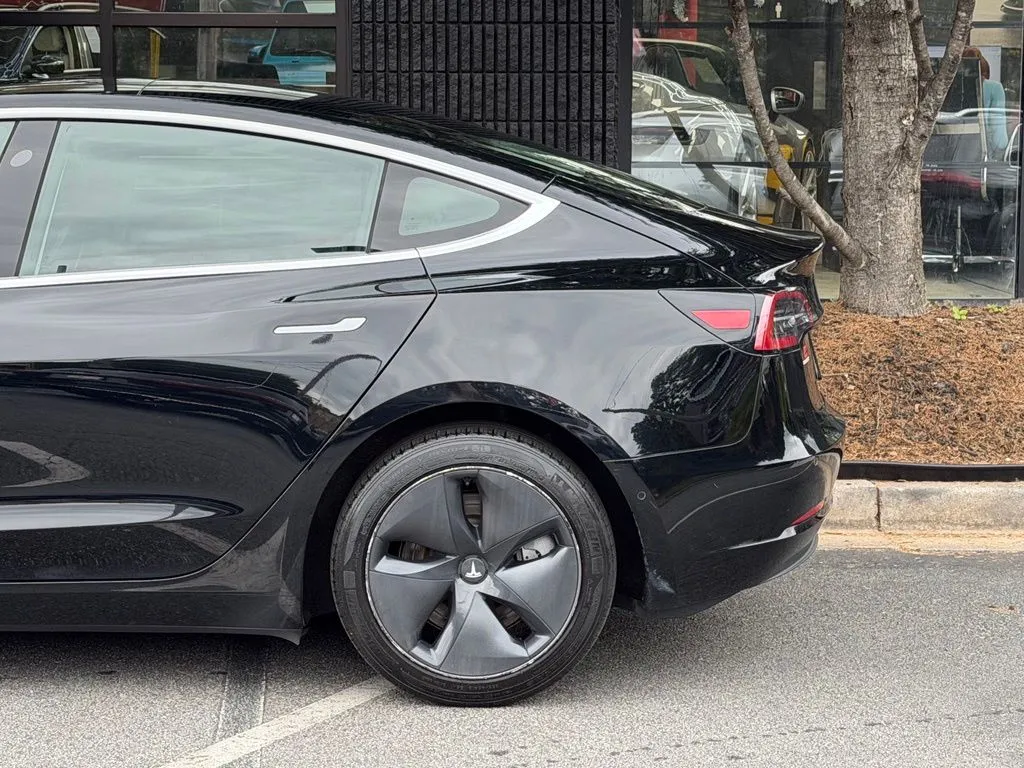 Tesla Model 3 photo 11