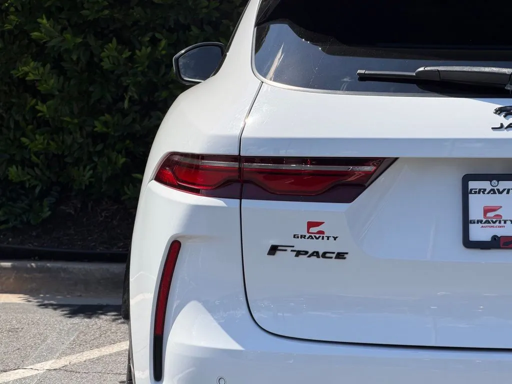 Jaguar F-PACE photo 16