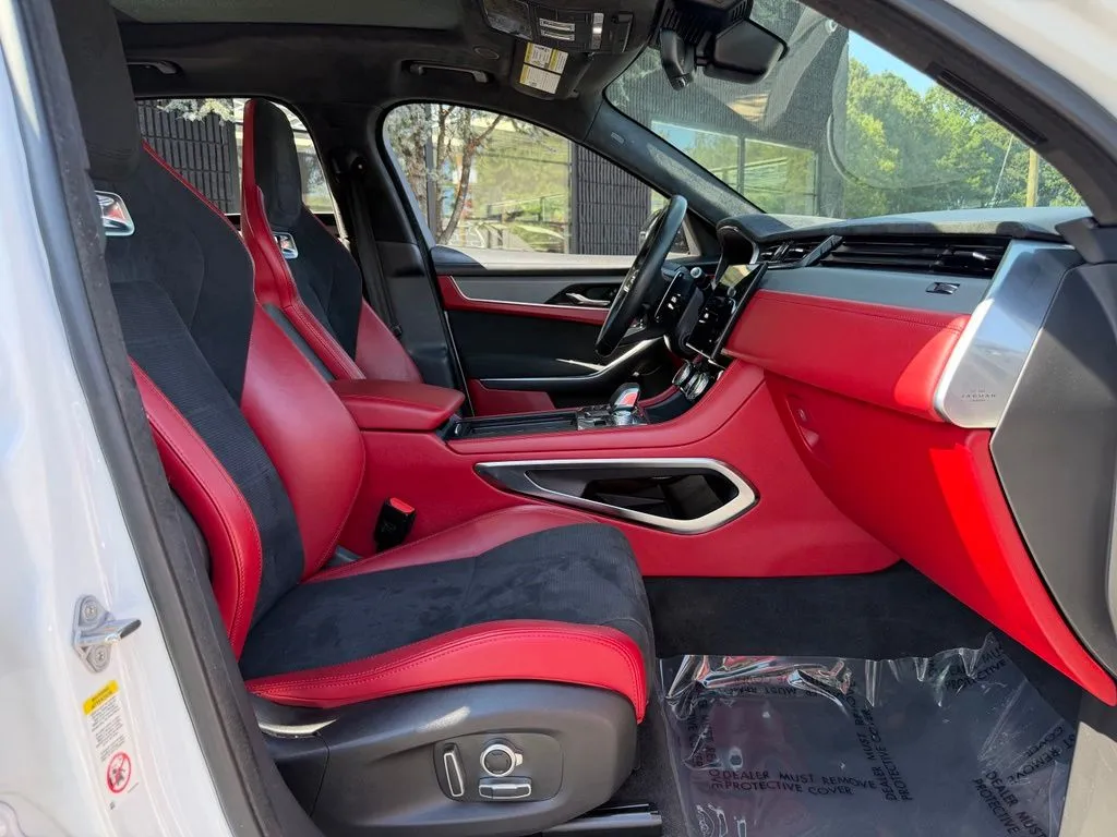 Jaguar F-PACE photo 35
