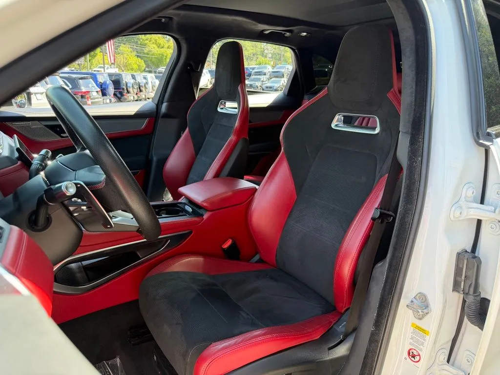Jaguar F-PACE photo 27