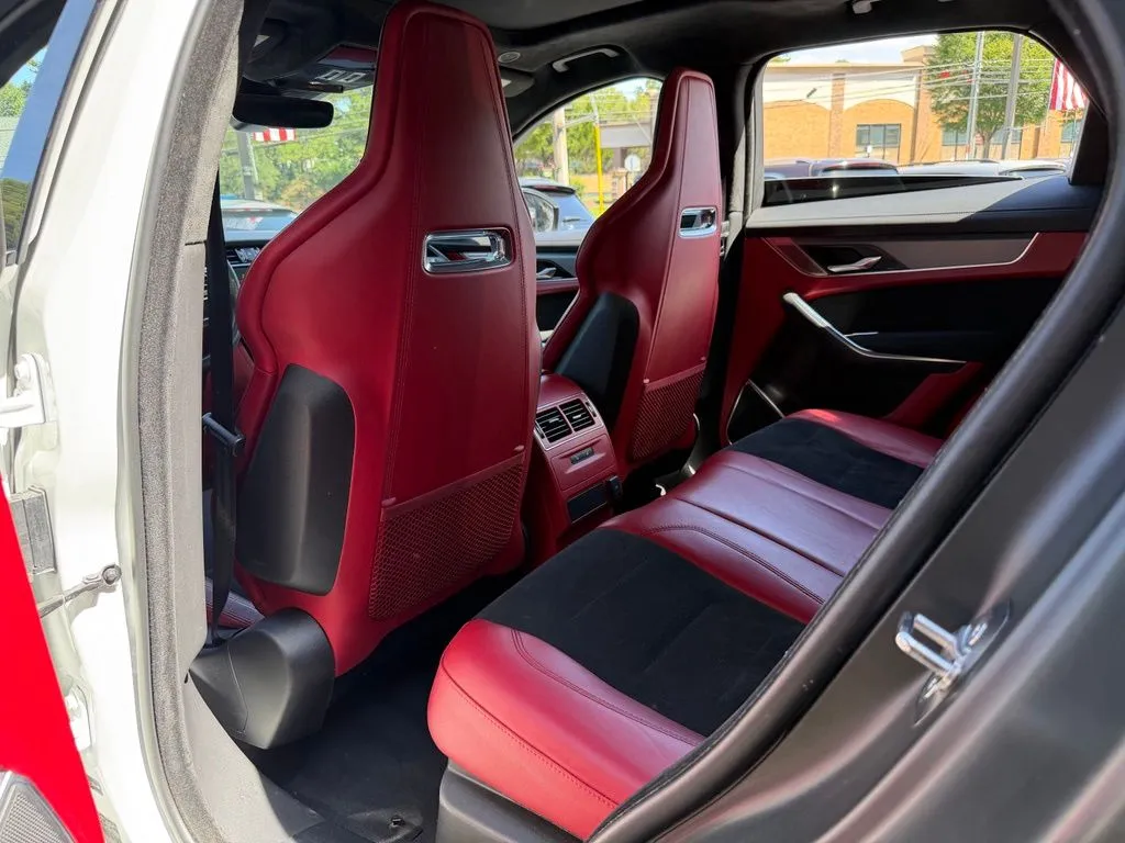 Jaguar F-PACE photo 32