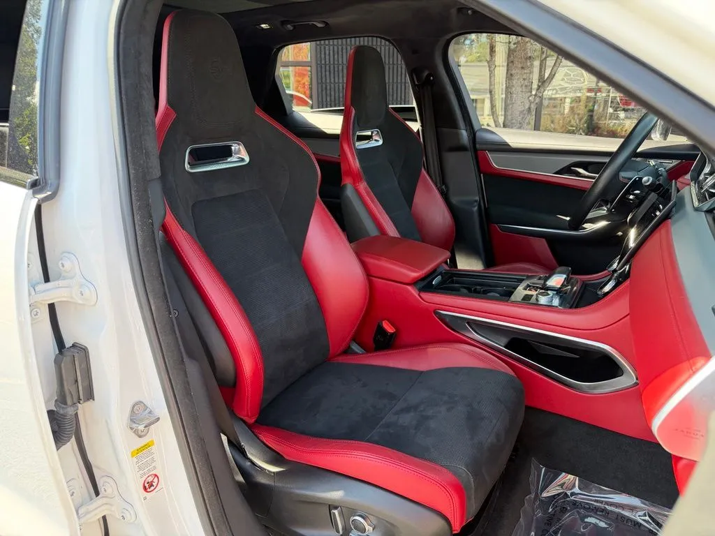 Jaguar F-PACE photo 36