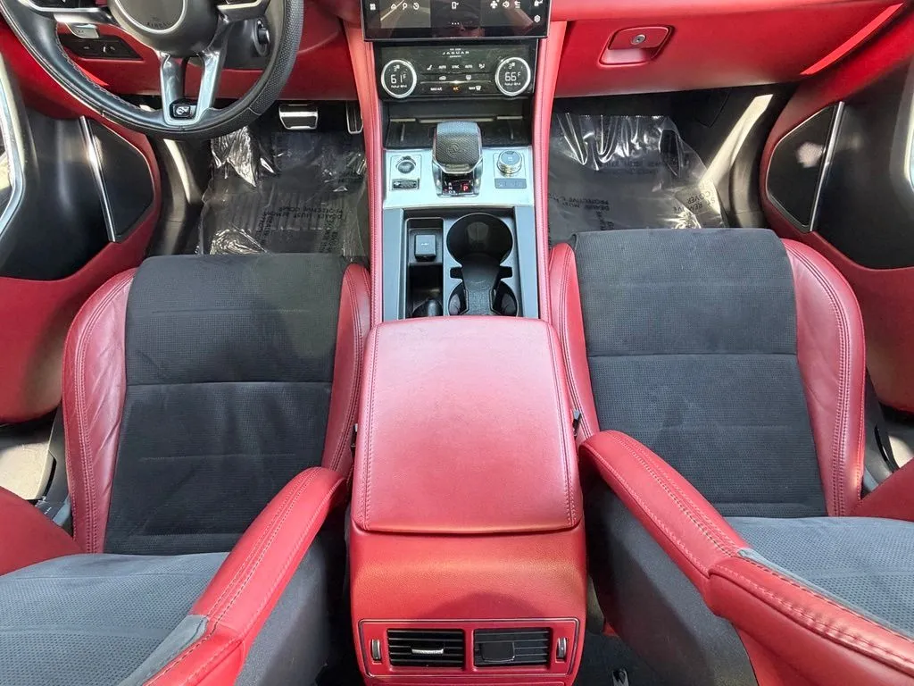 Jaguar F-PACE photo 52