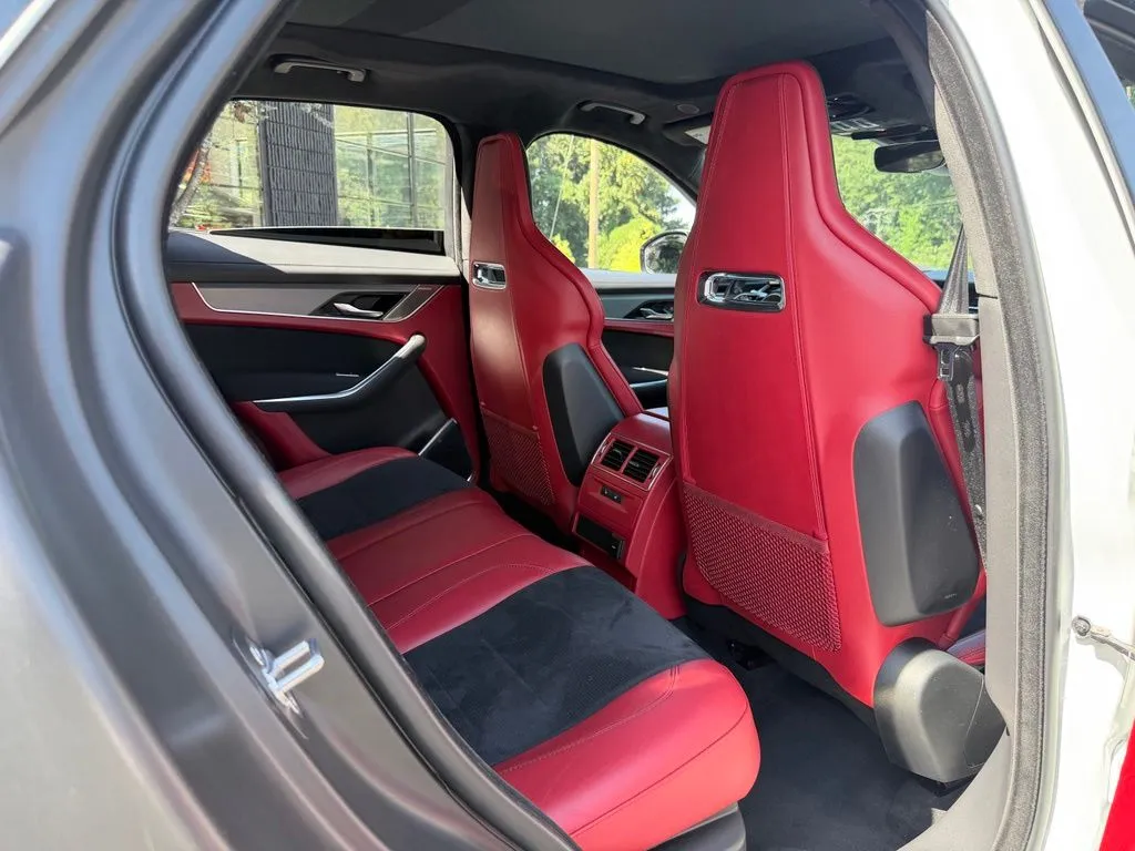 Jaguar F-PACE photo 40