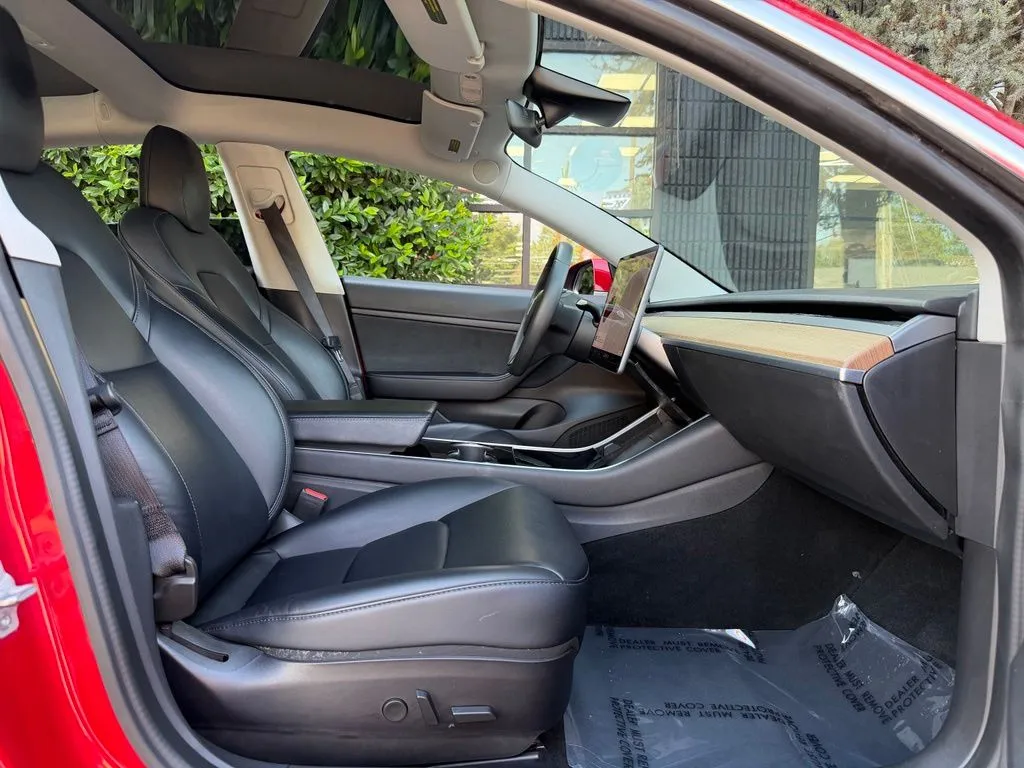 Tesla Model 3 photo 33
