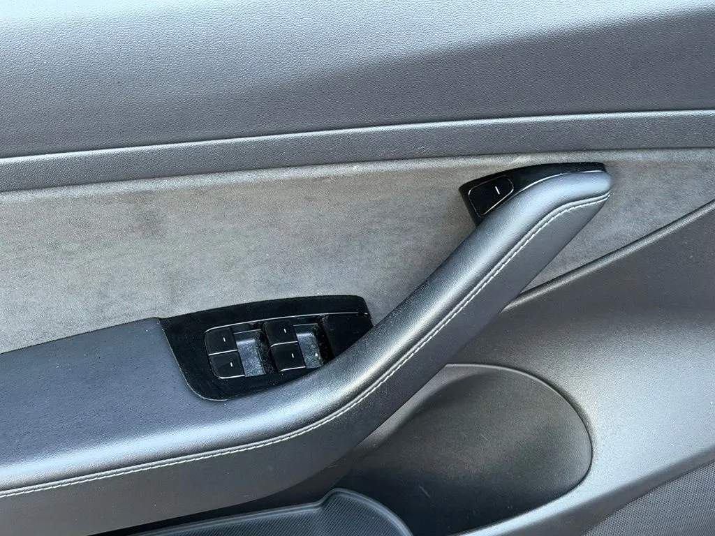 Tesla Model 3 photo 29
