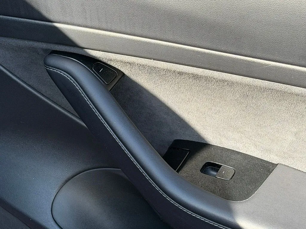 Tesla Model 3 photo 37