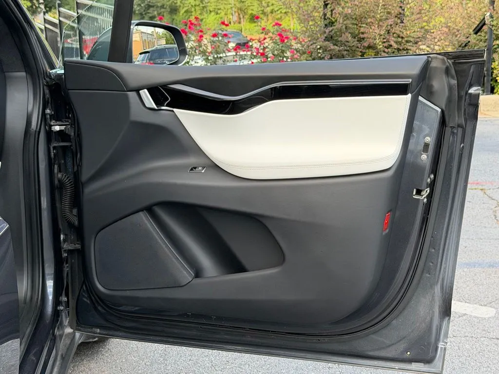 Tesla Model X photo 34