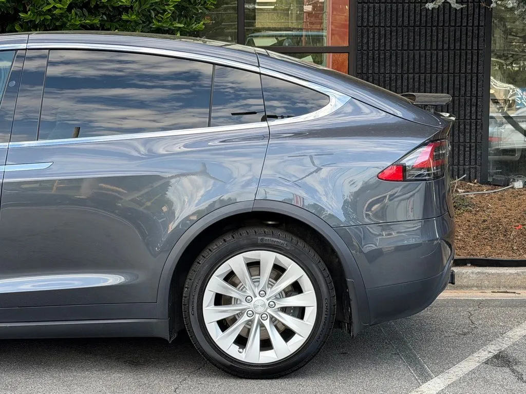 Tesla Model X photo 11