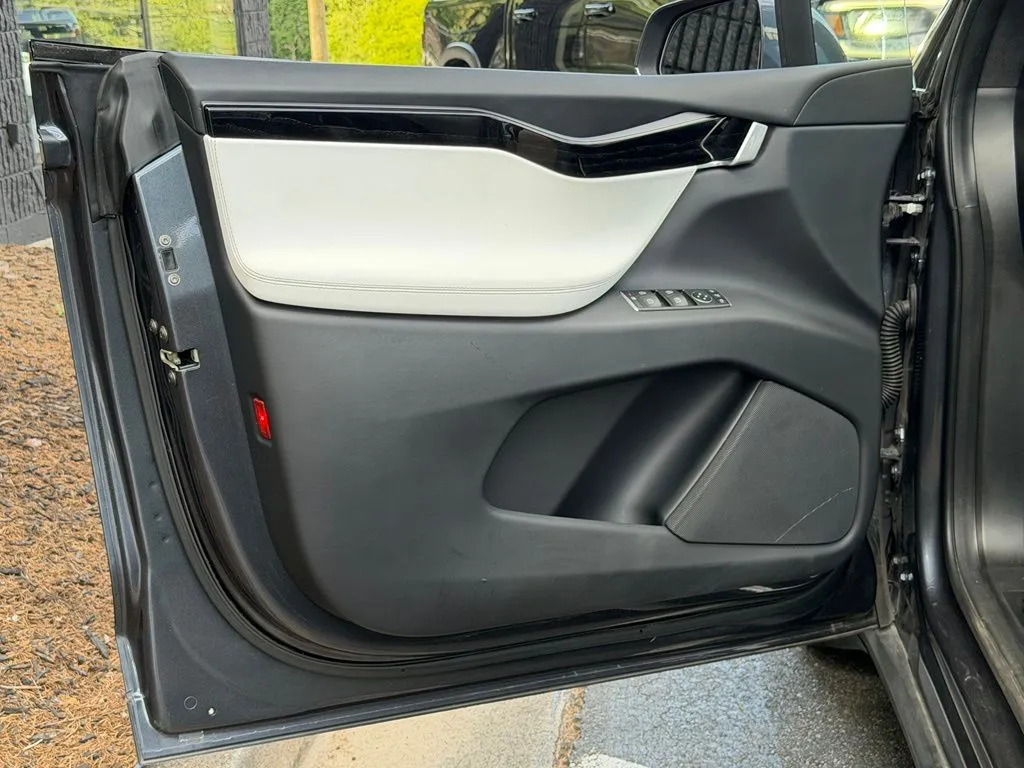 Tesla Model X photo 25