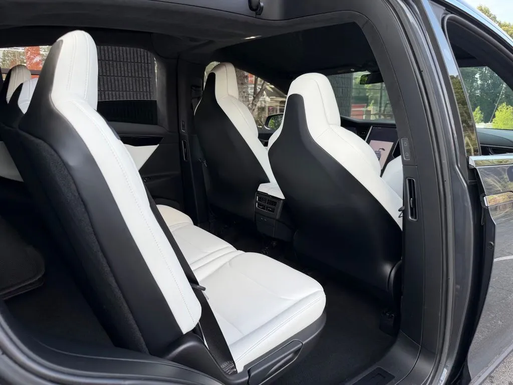 Tesla Model X photo 37
