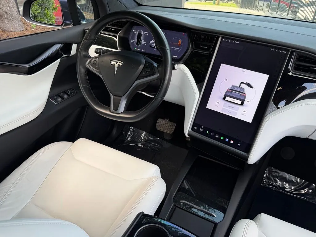 Tesla Model X photo 40