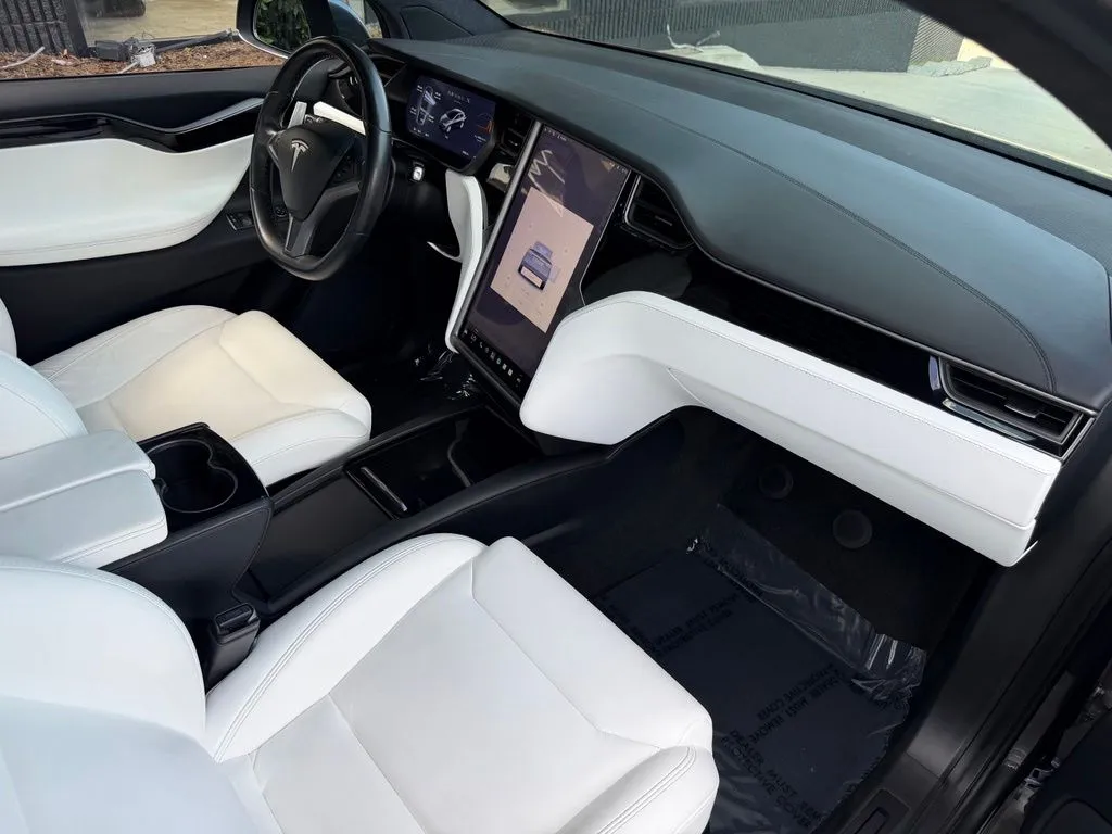 Tesla Model X photo 30