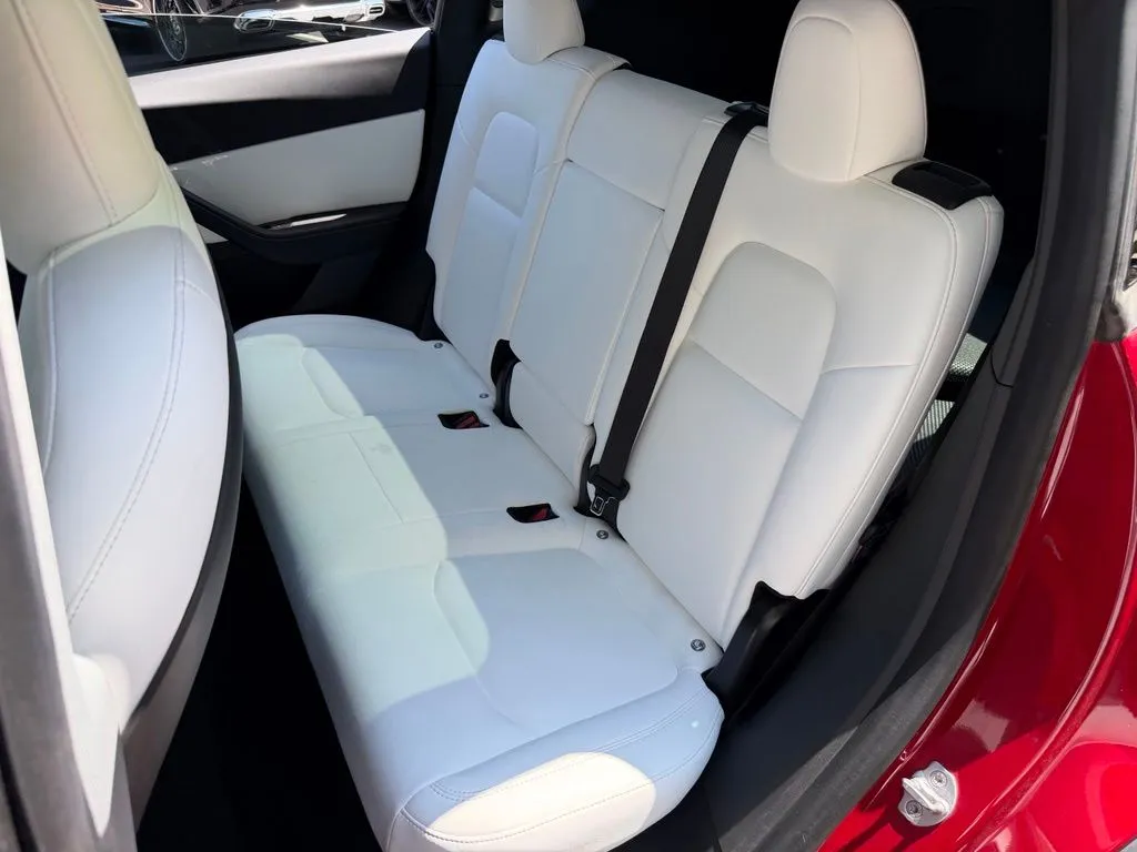 Tesla Model Y photo 36