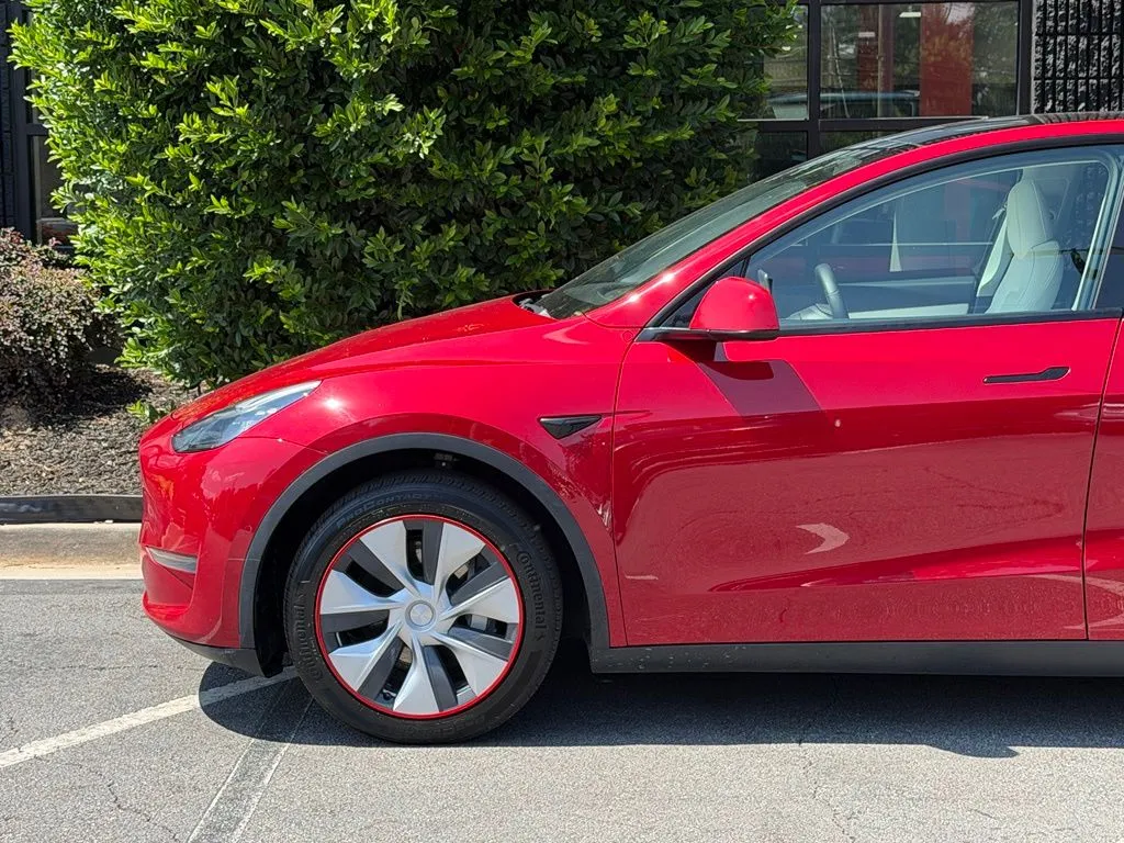 Tesla Model Y photo 10