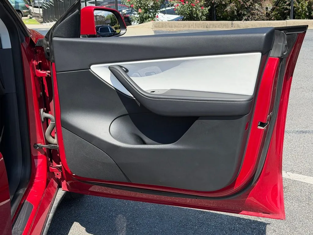 Tesla Model Y photo 41