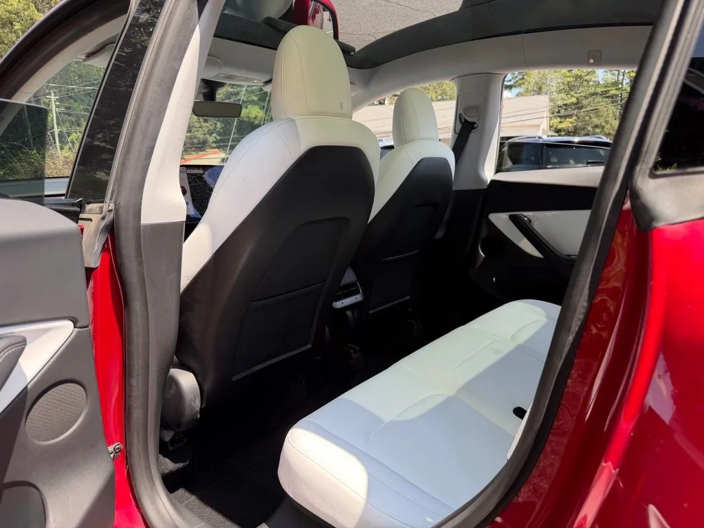 Tesla Model Y photo 35