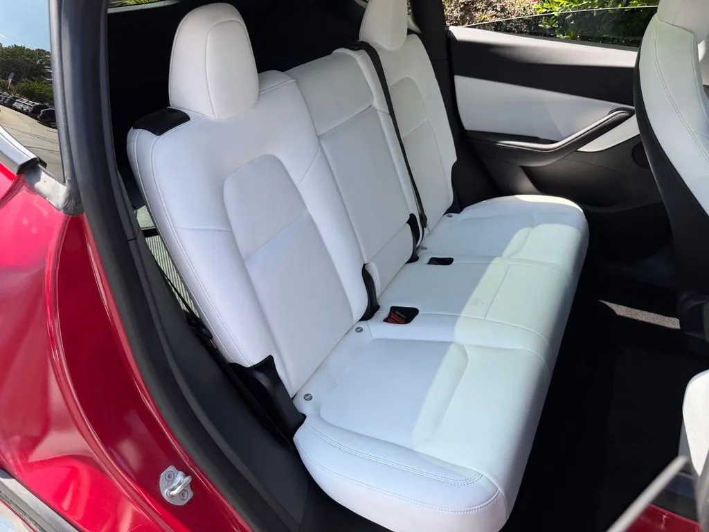 Tesla Model Y photo 44