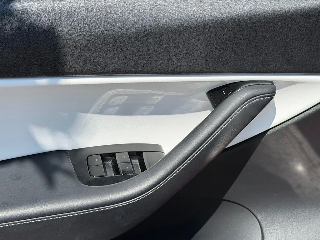 Tesla Model Y photo 34