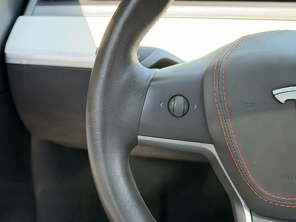Tesla Model Y photo 49