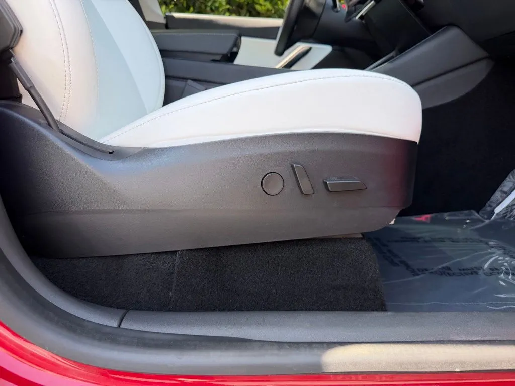 Tesla Model Y photo 40