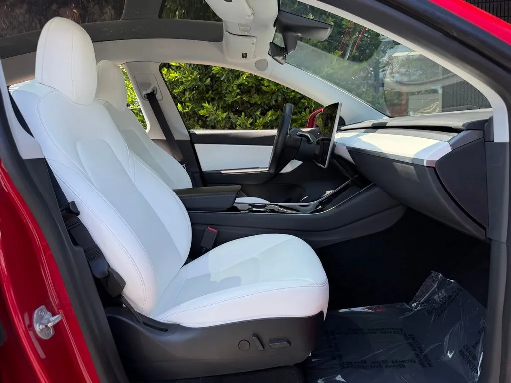 Tesla Model Y photo 38