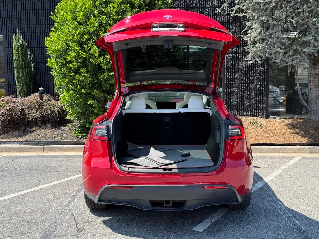 Tesla Model Y photo 17