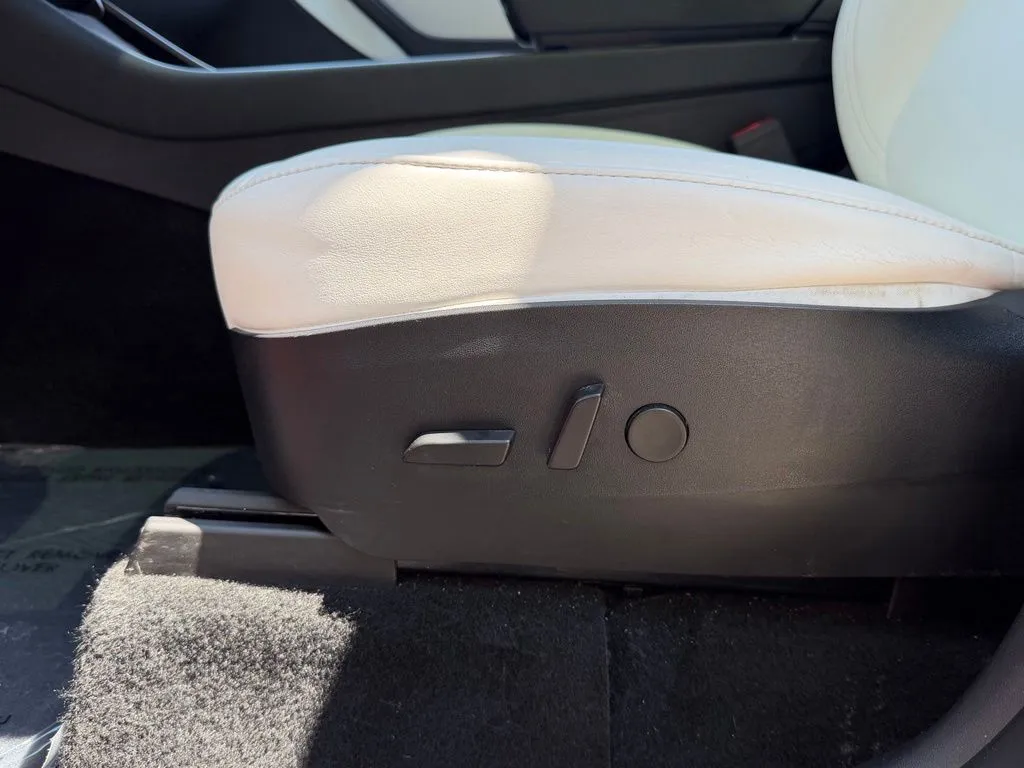 Tesla Model Y photo 32
