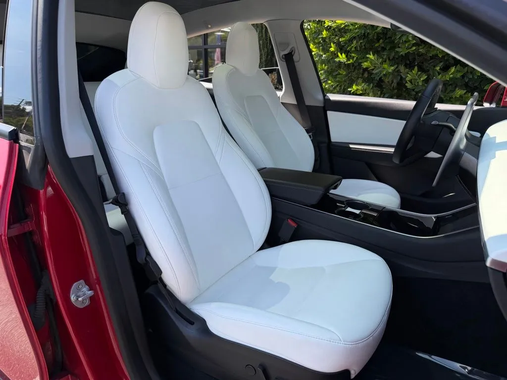 Tesla Model Y photo 39