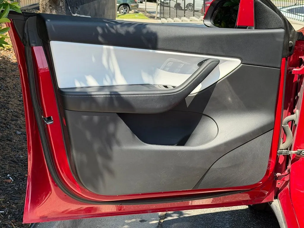 Tesla Model Y photo 33