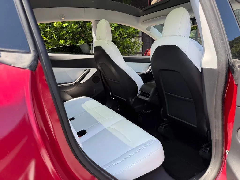 Tesla Model Y photo 43