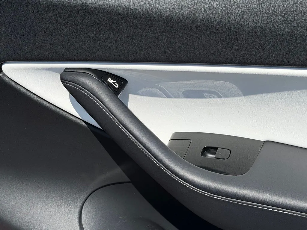 Tesla Model Y photo 42