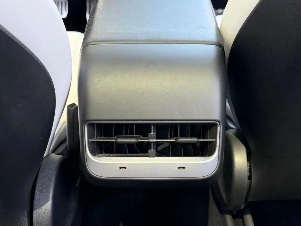 Tesla Model Y photo 54
