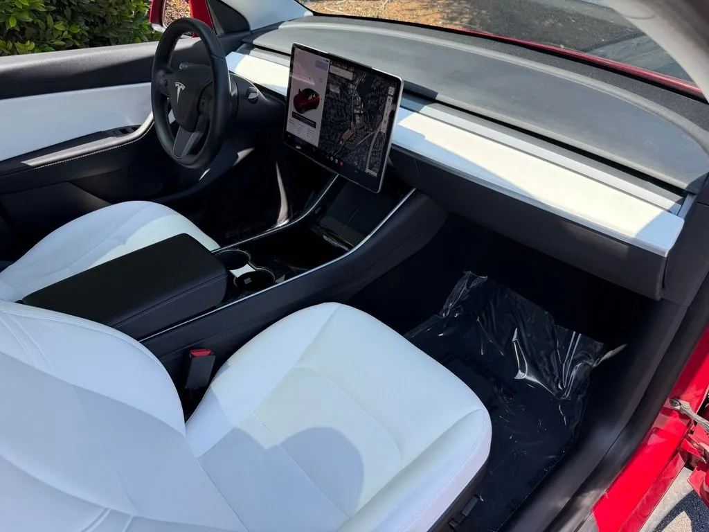 Tesla Model Y photo 37