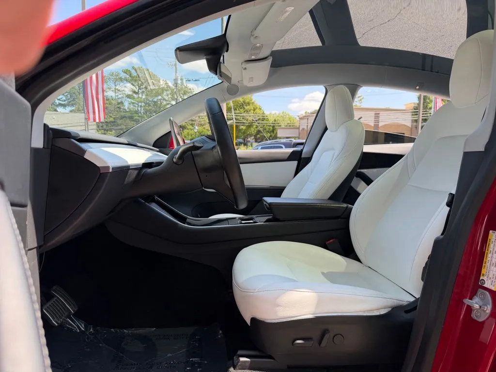 Tesla Model Y photo 30