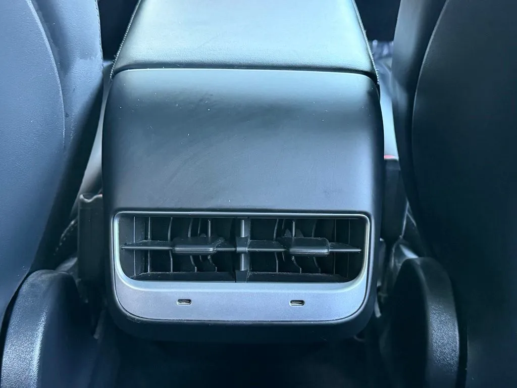 Tesla Model Y photo 49