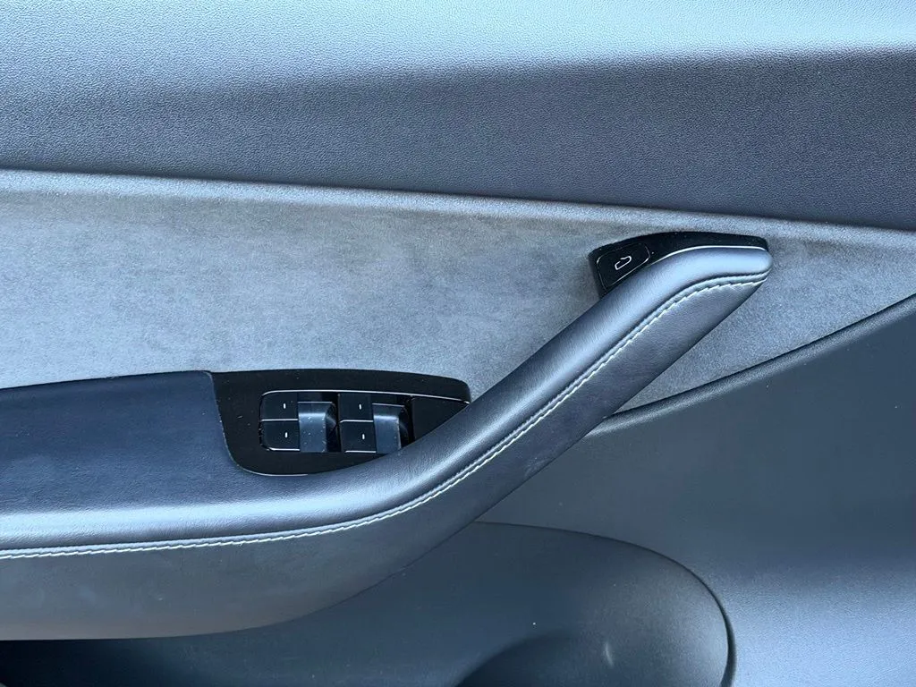 Tesla Model Y photo 29