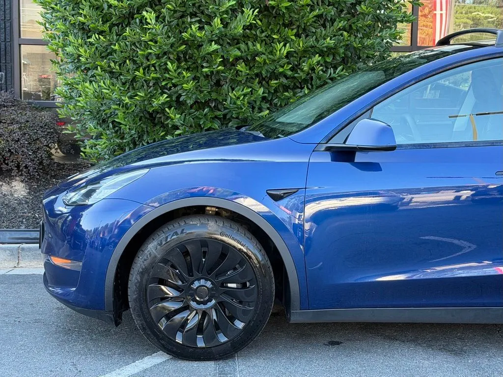 Tesla Model Y photo 10