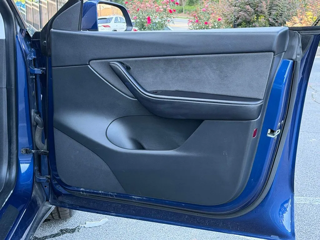 Tesla Model Y photo 36