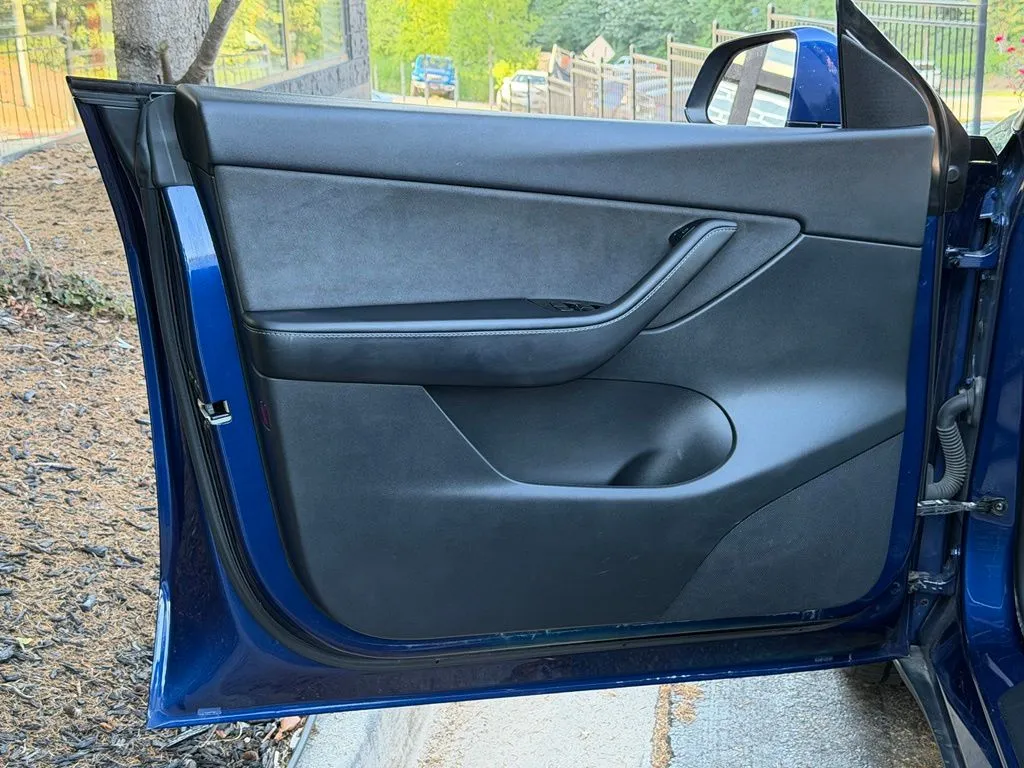 Tesla Model Y photo 28
