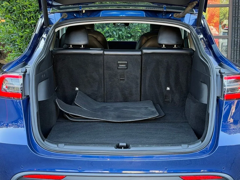 Tesla Model Y photo 17