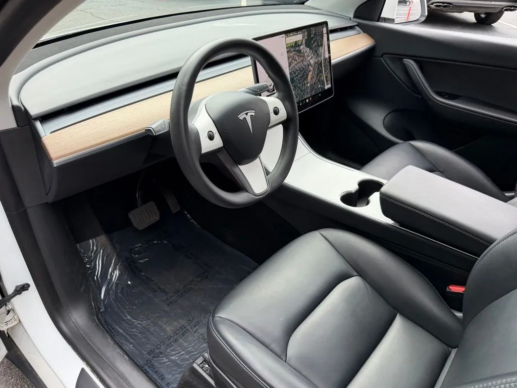 Tesla Model Y photo 25