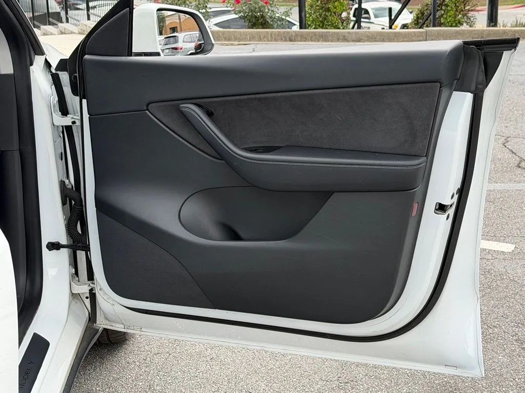 Tesla Model Y photo 37