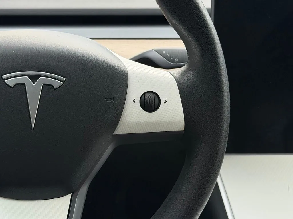 Tesla Model Y photo 46