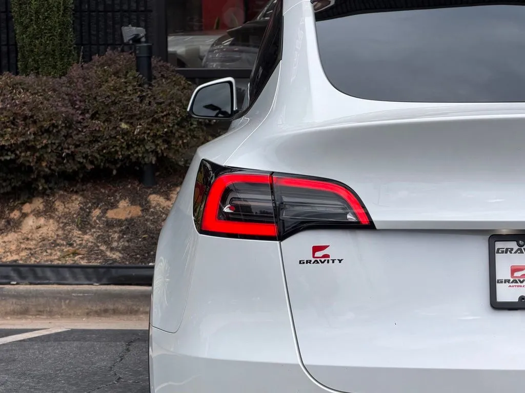 Tesla Model Y photo 16