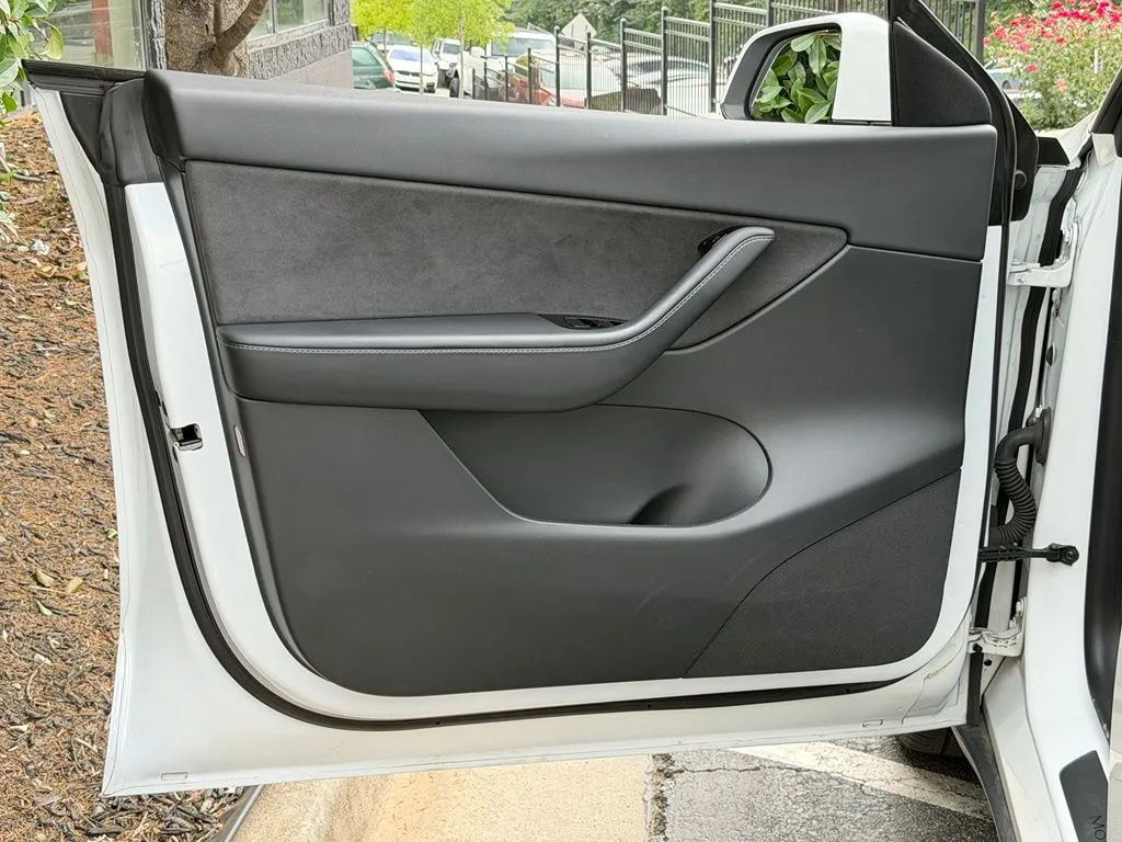 Tesla Model Y photo 29